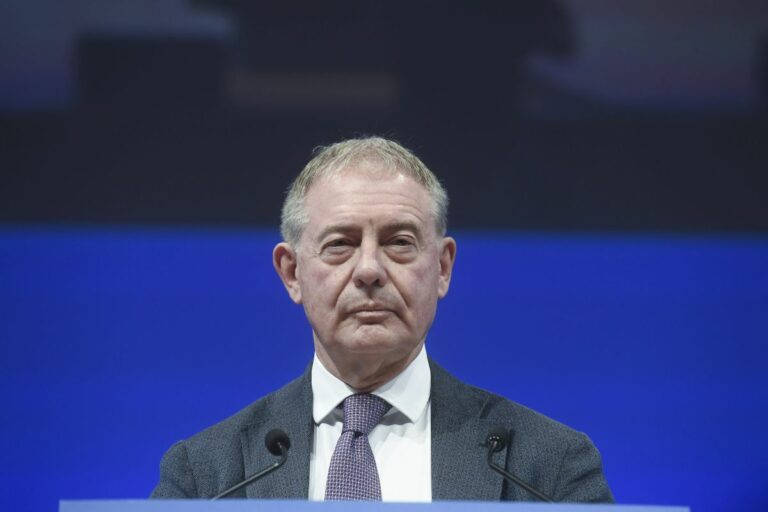 Urso: “Lunedì decreto legge contro il caro prezzo dei voli”