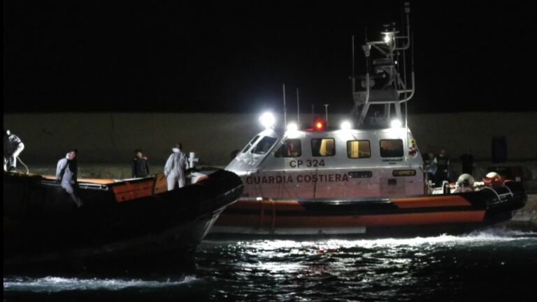 Due migranti morti e 32 dispersi al largo di Lampedusa Due migranti morti e 32 dispersi al largo di Lampedusa
