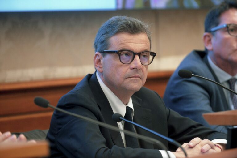 Calenda: “Stop bandierine sul salario minimo, serve spirito costruttivo”