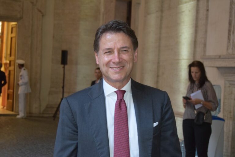 Salario minimo, Conte: “Governo ha buttato la palla in tribuna”