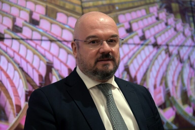 Borghi: “Riapriamo il Parlamento e discutiamo di salario minimo”