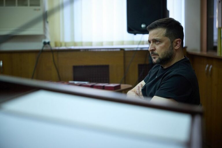 Ucraina, Zelensky: “Chi non è in prima linea aiuti a combattere”