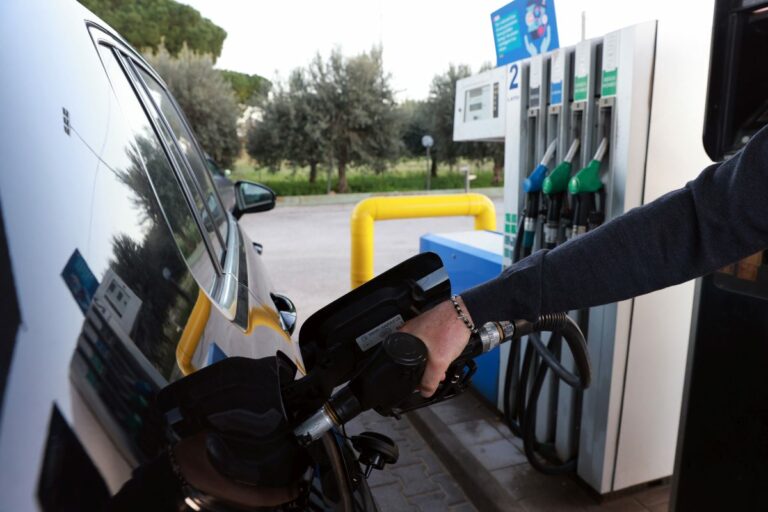 Carburanti, i prezzi frenano la corsa ma restano alti