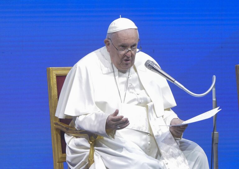Papa: “Ridurre le spese militari in favore di bisogni umanitari”