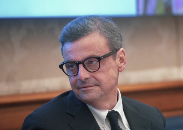 Manovra, Calenda: “Mettere le risorse sulla sanità”