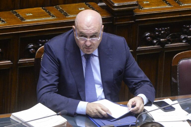 Crosetto a don Coluccia e don Patriciello: “Stato c’è ed è con voi”