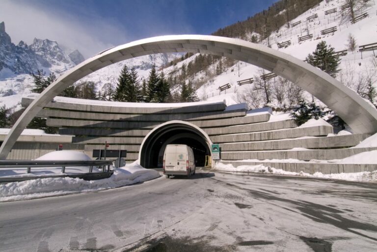 Mit: “Accordo con la Francia per evitare la chiusura del Monte Bianco”