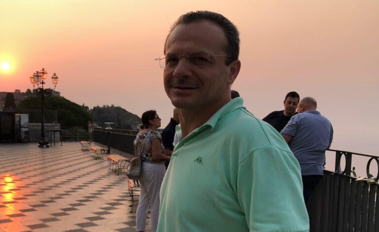 De Luca: “Calenda parassita. Io ho i calli nelle mani, lui nel cu*o”
