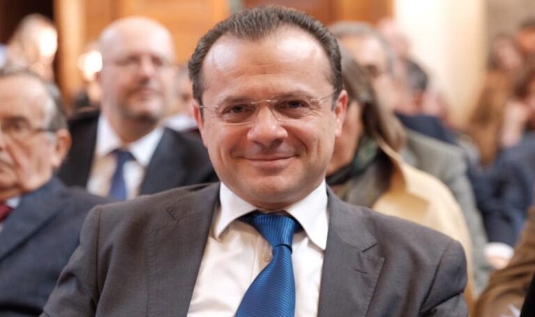 De Luca si candida al Senato per il seggio di Berlusconi