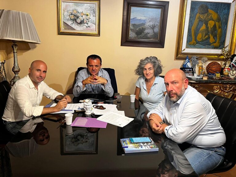 De Luca avverte gli impiegati comunali: “Chi non lavora andrà in strada” De Luca avverte gli impiegati comunali: “Chi non lavora andrà in strada”