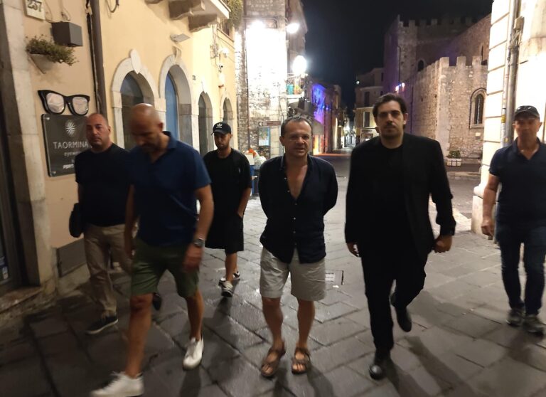 Rifiuti, blitz notturno di De Luca: “Alcuni servizi non svolti, abbiamo le prove”