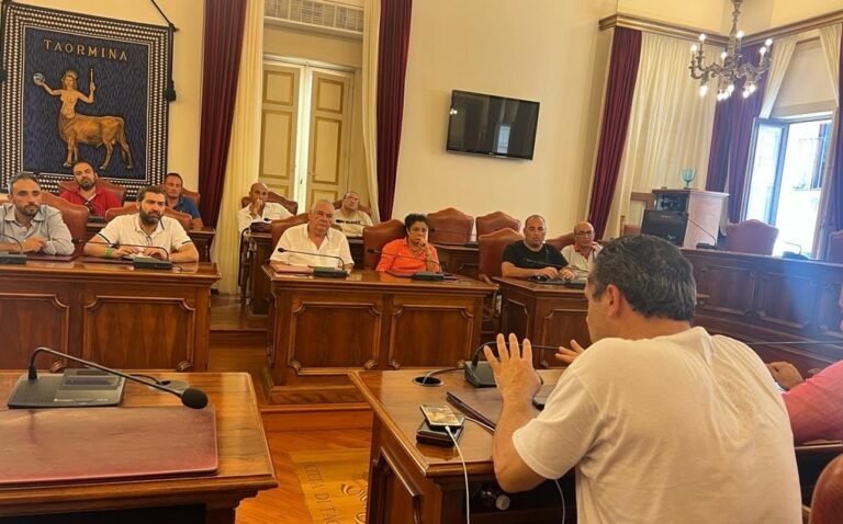 Suoli, De Luca all’assalto degli evasori: “Ora basta, ecco l’esercito”
