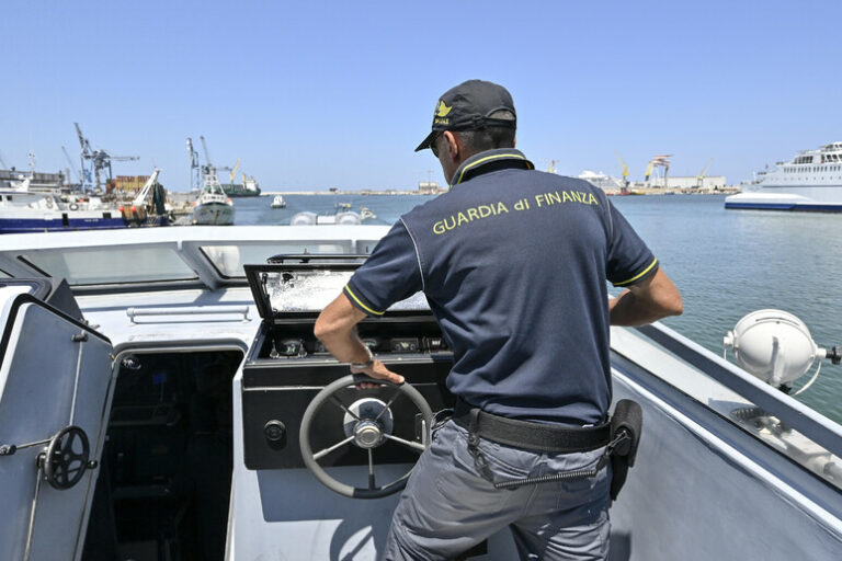 Custode giudiziario d’una nave confiscata ruba l’olio del motore