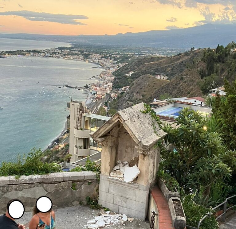Tempio di Miss Hill a Taormina: in frantumi lo storico bassorilievo
