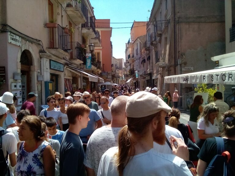 Ferragosto, Taormina presa d’assalto da stranieri e “mordi e fuggi”