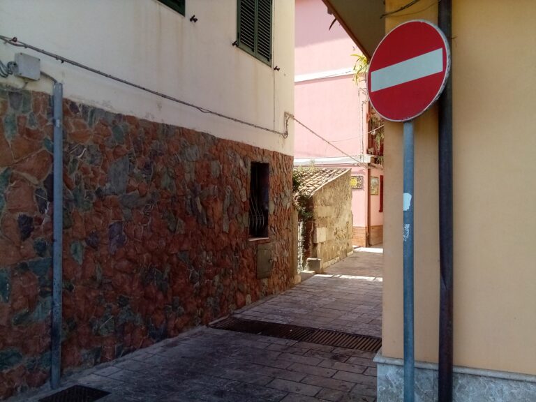 A Mazzeo scooter sfrecciano tra i vicoli: papà salva la figlia di 5 anni