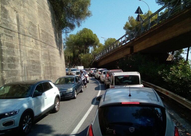 Estate infinita: ancora lunghe code tra Spisone, A18 e Via Garipoli