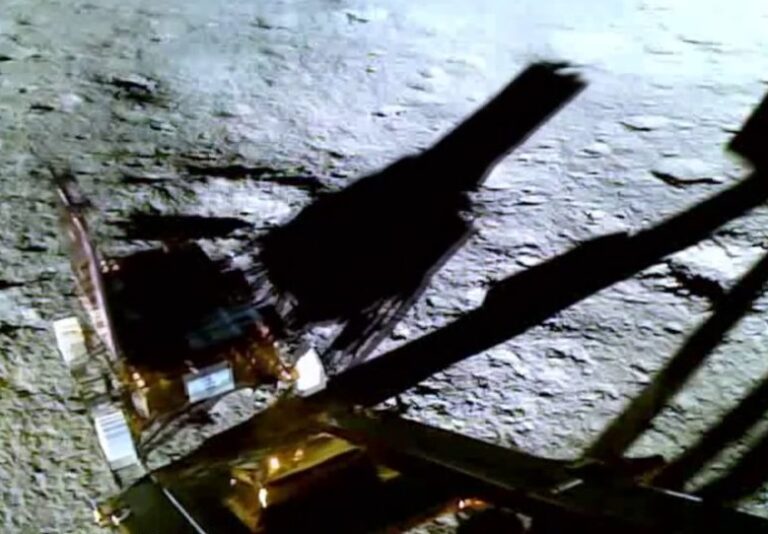 Luna, il rover indiano inizia l’esplorazione