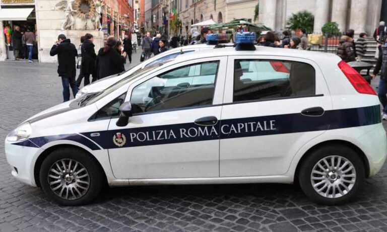 Armato di coltello semina il panico alla stazione Termini di Roma Armato di coltello semina il panico alla stazione Termini di Roma