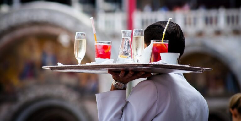 A Saint Tropez, cliente lascia 500 euro di mancia: il cameriere ne vuole 1000 A Saint Tropez, cliente lascia 500 euro di mancia: il cameriere ne vuole 1000