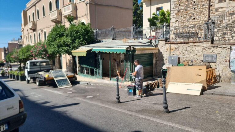 A Taormina rimosso il chiosco che non pagava il suolo dal 1989