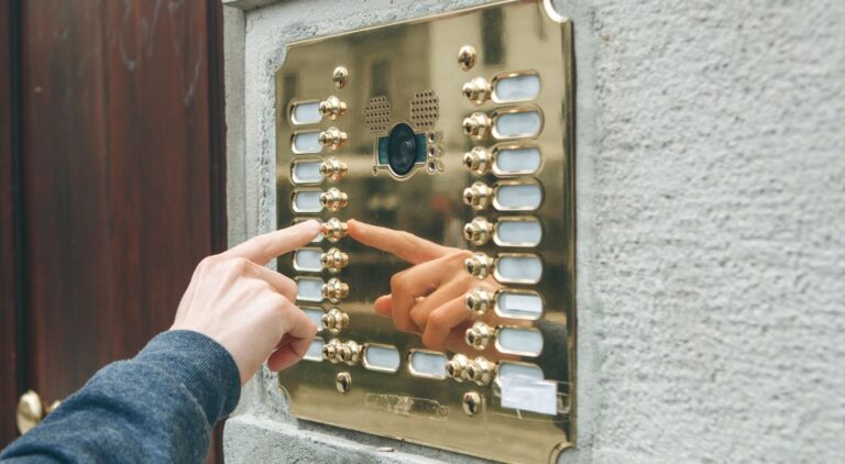 Scambiati per pusher, stavano invece per truffare un’anziana: arrestati