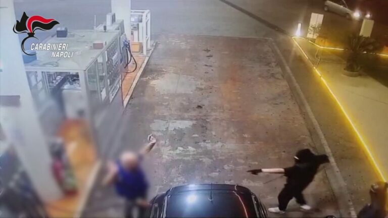 Rapina a distributore carburanti, arrestati 3 giovani