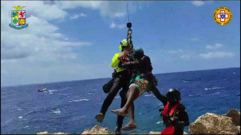 Migranti bloccati sugli scogli a Lampedusa, le immagini