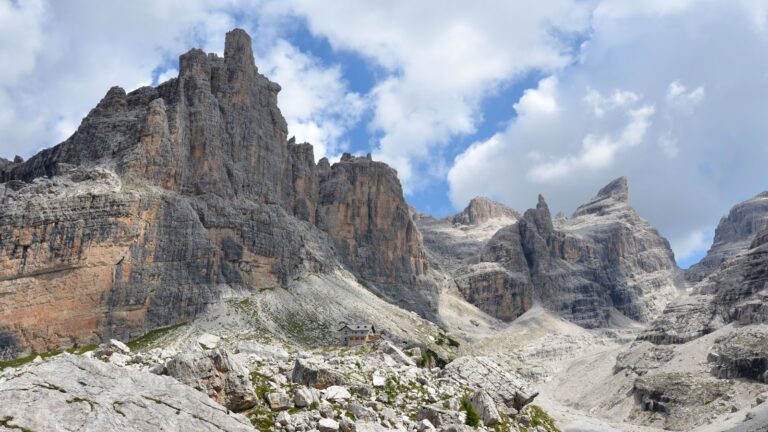 Bimba di 3 anni precipita in un dirupo in Trentino