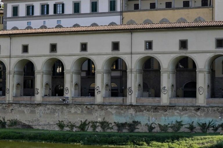 Imbrattate le colonne del Corridoio Vasariano a Firenze