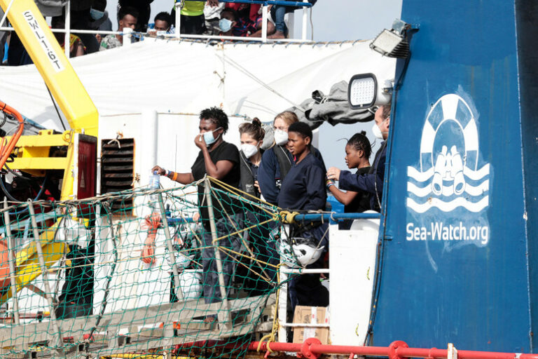 Migranti: nave ong Sea Watch fermata per 20 giorni