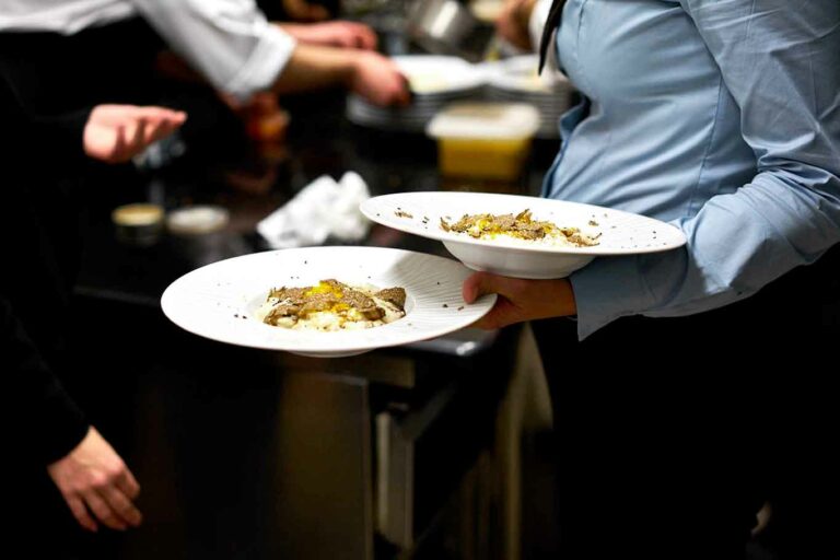 Pranzano al ristorante a Taormina e scappano senza pagare: il titolare li trova