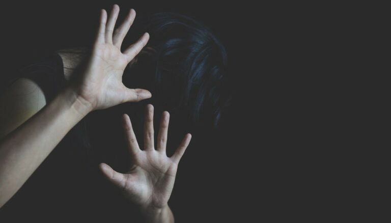 Le bestie non si fermano: branco stupra due 13enni Le bestie non si fermano: branco stupra due 13enni