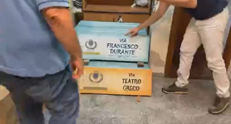 La vergogna delle targhe a Mazzeo, l’apoteosi della politica taorminese