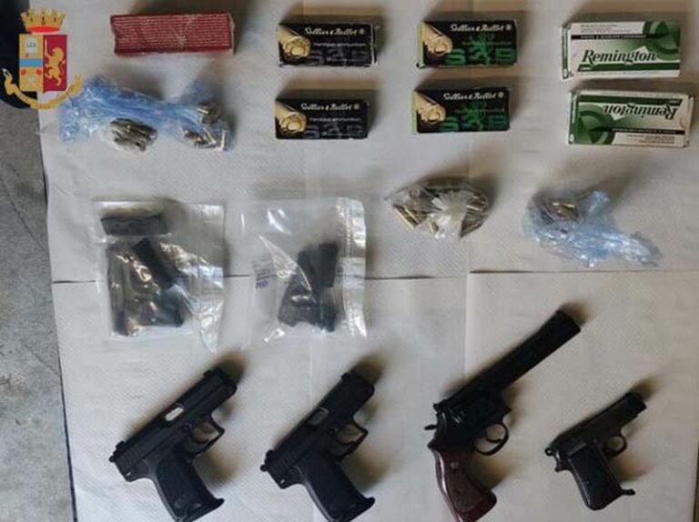 Polizia sequestra un arsenale in un centro sportivo nel lodigiano Polizia sequestra un arsenale in un centro sportivo nel lodigiano