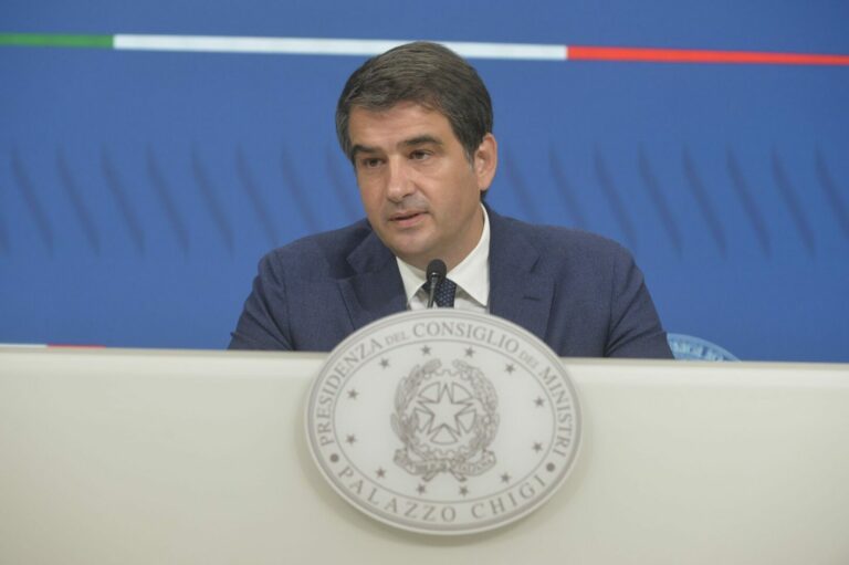Migranti, Fitto: “45 milioni per Lampedusa”