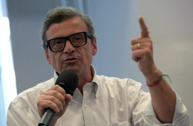 Calenda: “In Italia siamo alla frutta”