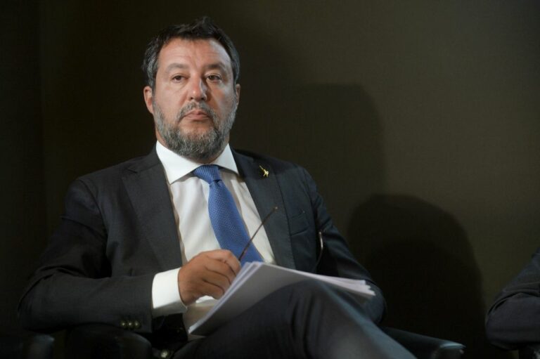 Salvini: “Più sanzioni per chi usa il cellulare alla guida” Salvini: “Più sanzioni per chi usa il cellulare alla guida”