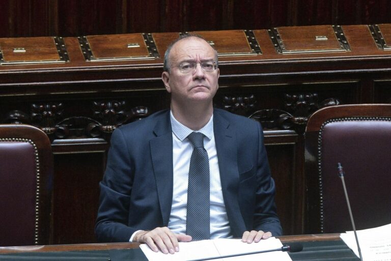 Scuola, Valditara: “Bene digitalizzazione ma libro resta fondamentale”