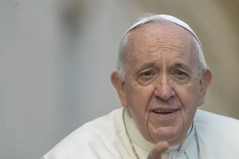 Papa: “Il mondo è nella morsa di una terza guerra mondiale”