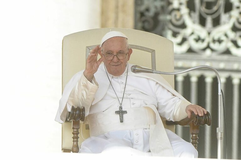 Papa Francesco in piazza San Pietro per il Concistoro, crea 21 nuovi cardinali Papa Francesco in piazza San Pietro per il Concistoro, crea 21 nuovi cardinali
