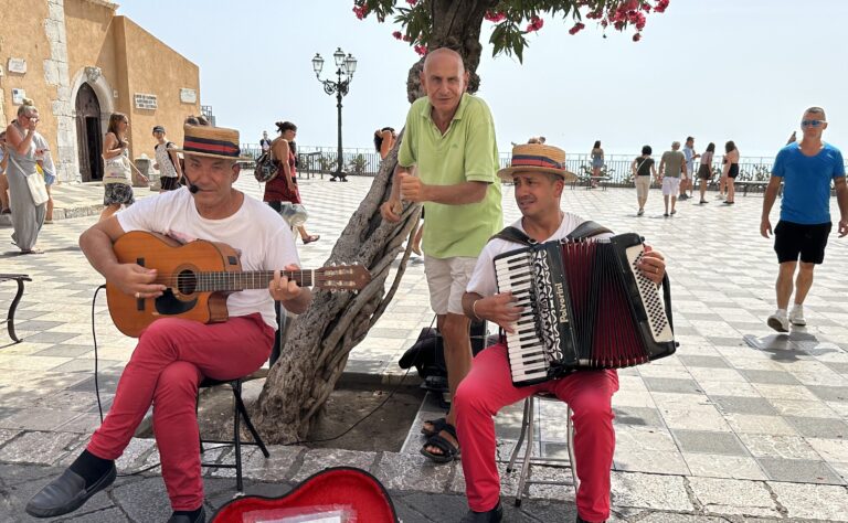 Pino Caminiti si scatena con I Suonatori di Taormina sulle note di “Volare” (VIDEO)