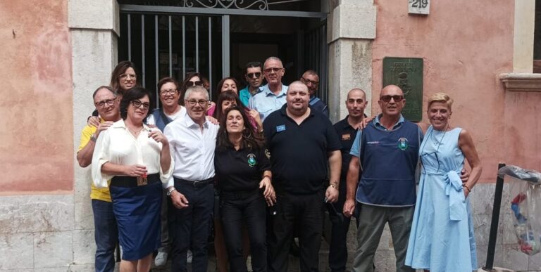 L’ispettore capo Alfio Puglia va in pensione, emozionante saluto in Comune
