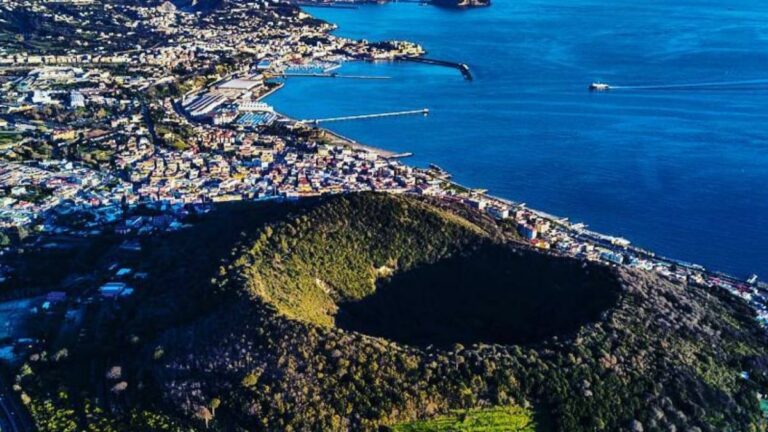 Terremoto ai Campi Flegrei, appello choc di un vulcanologo: “Evacuate subito quell’area” Terremoto ai Campi Flegrei, appello choc di un vulcanologo: “Evacuate subito quell’area”