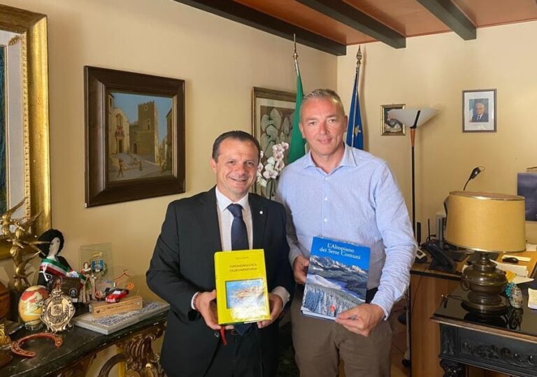 Il sindaco di Asiago a Taormina: “Città unica, vi donerò un albero di Natale”