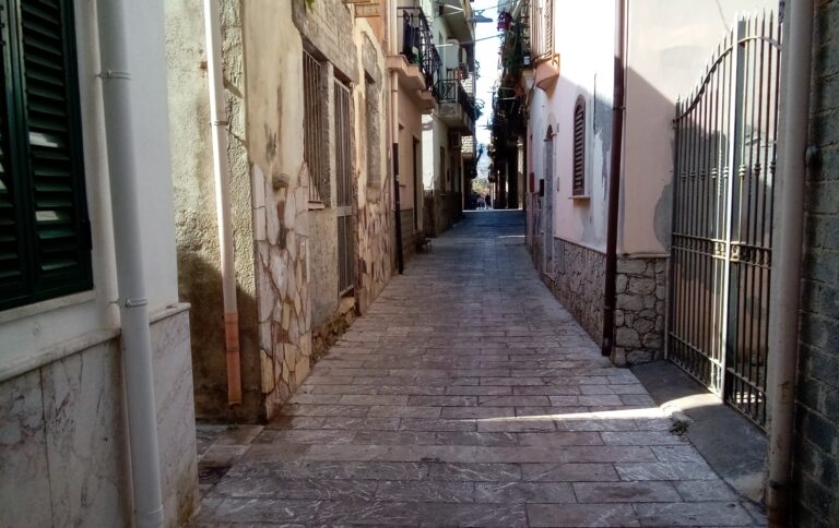 Altro scooter a tutta velocità tra i vicoli di Mazzeo: dramma sfiorato