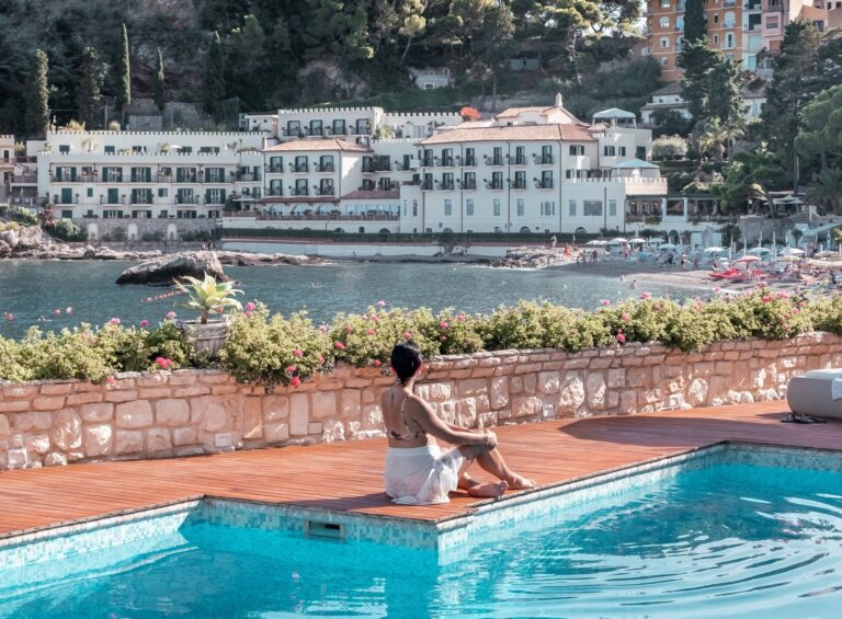Boom di turisti stranieri a Taormina: c’è un doppio dato incredibile