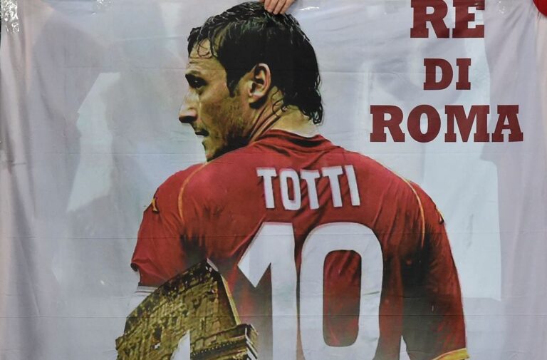 Totti compie 47 anni: “Auguri King”