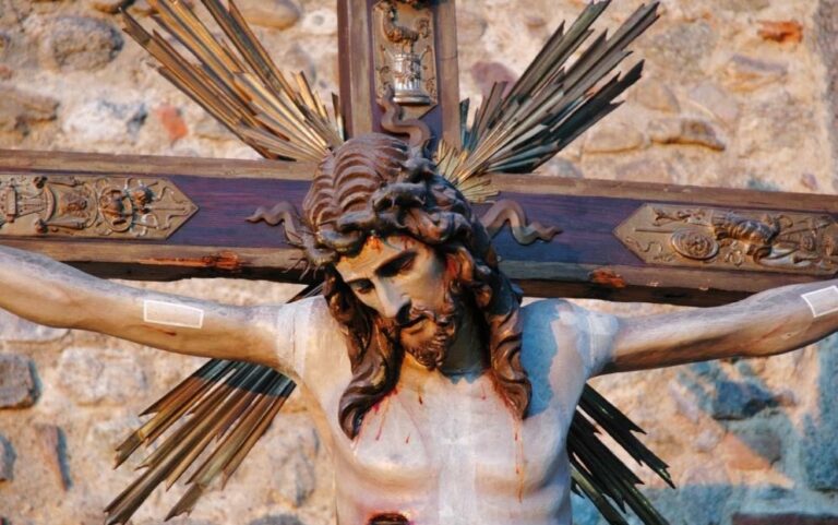Musulmana vuole convertirsi al cristianesimo, ex marito la picchia