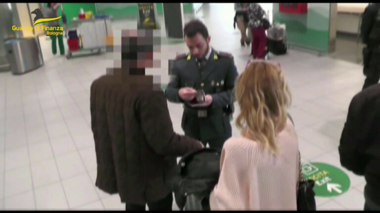 Blitz in aeroporto: 115 passeggeri con valuta non dichiarata per 1,5 mln Blitz in aeroporto: 115 passeggeri con valuta non dichiarata per 1,5 mln